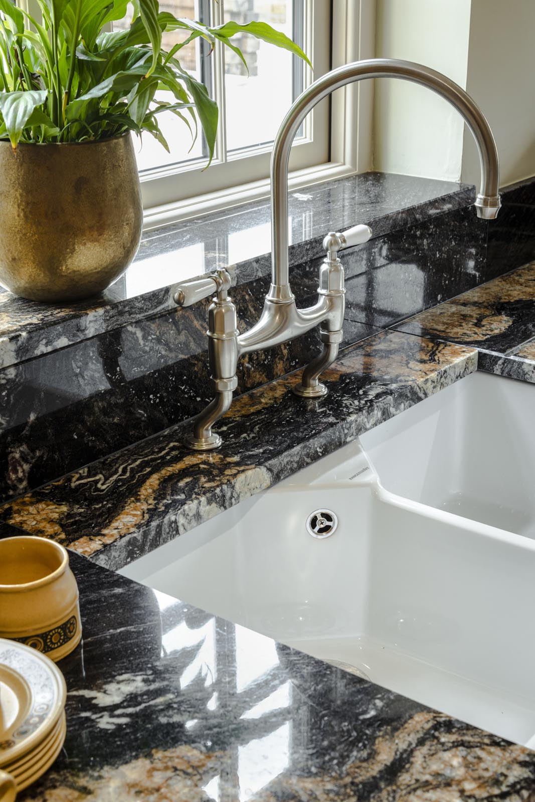 Kitchen sink with marble worktop, traditional tap and Belfast sink